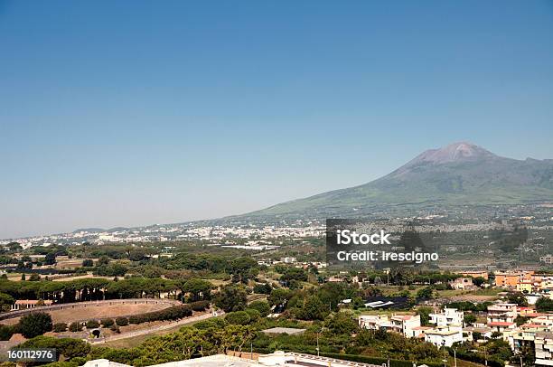 Anfiteatro E Vesuvio Pompeii Italia - Fotografie stock e altre immagini di Cittadina - Cittadina, Pompei, Anfiteatro