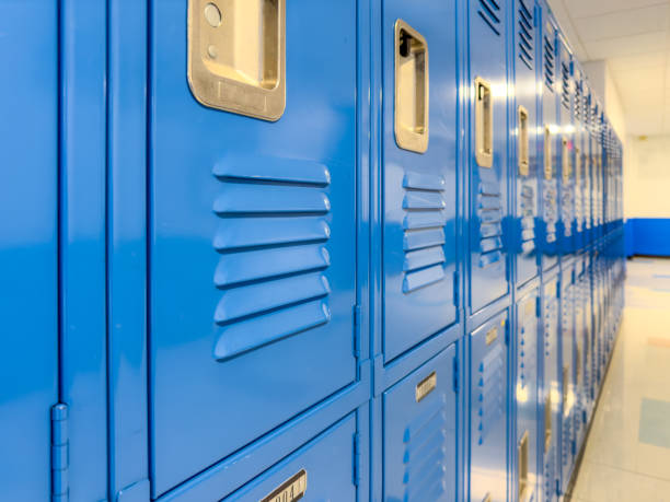 istock Blue metal lockers along a nondescript hallway in a typical US High School. No identifiable information included and nobody in the hall. 1601130014