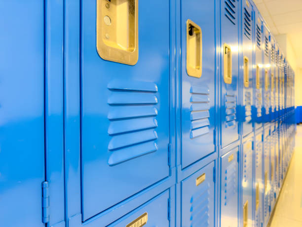 istock Blue metal lockers along a nondescript hallway in a typical US High School. No identifiable information included and nobody in the hall. 1601130015