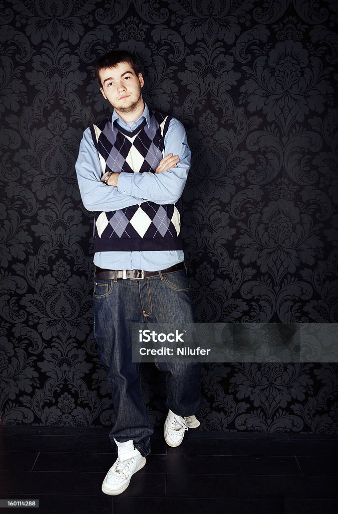 Stile hip-hop giovani ragazzo contro uno sfondo nero - Foto stock royalty-free di Abbigliamento casual