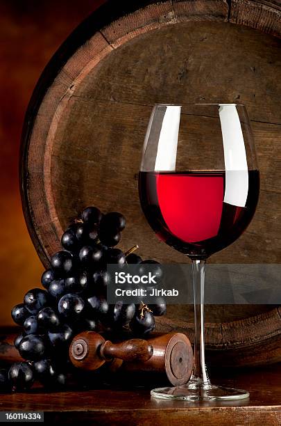 Foto de Ainda Vida Com Vinho e mais fotos de stock de Bar - Bar, Barril de vinho, Bebida