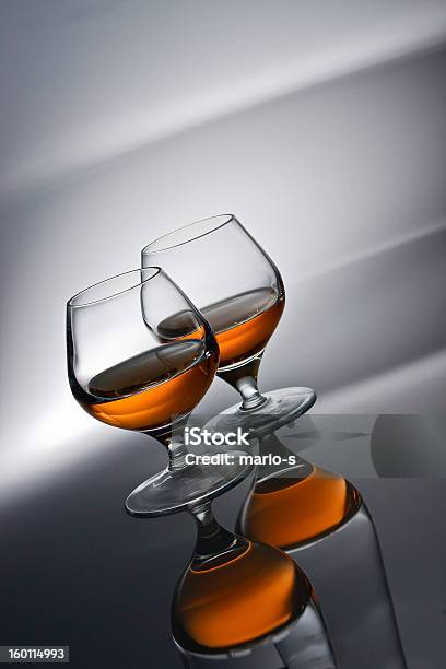 Due Bicchieri Di Cognac - Fotografie stock e altre immagini di Alchol - Alchol, Bicchiere, Bicchiere da brandy