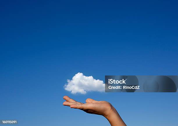 Cloud A Mano Foto de stock y más banco de imágenes de Nube - Nube, Encuadre completo, Niñez