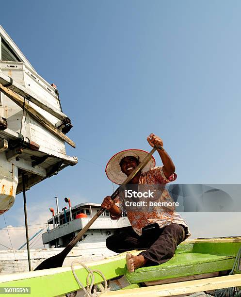 Foto de Indonésia Boatman Em Sunda Kelapa Jacarta e mais fotos de stock de Adulto - Adulto, Chapéu, Céu - Fenômeno natural