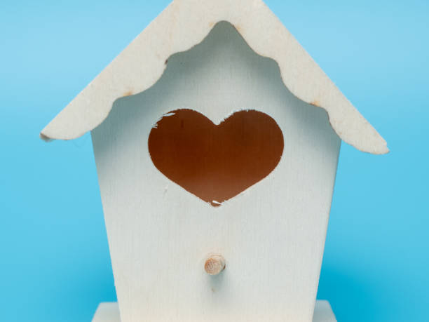 pajarera sobre fondo azul. - birdhouse house bird house rental fotografías e imágenes de stock