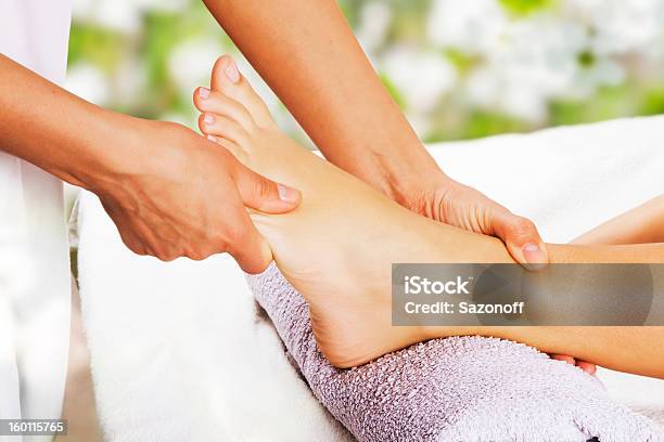 Fußmassage Im Spa Salon Stockfoto und mehr Bilder von Reflexzonenmassage - Reflexzonenmassage, Massieren, Masseur