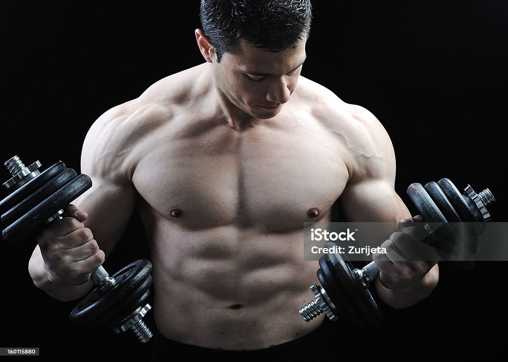 Il corpo di maschio perfetto-incredibili bodybuilder in posa - Foto stock royalty-free di A petto nudo