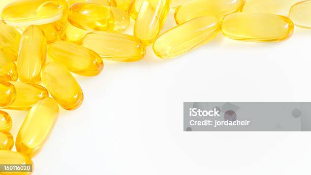 Amarela Óleo De Peixe Cápsula - Fotografias de stock e mais imagens de Amarelo - Amarelo, Antibiótico, Branco