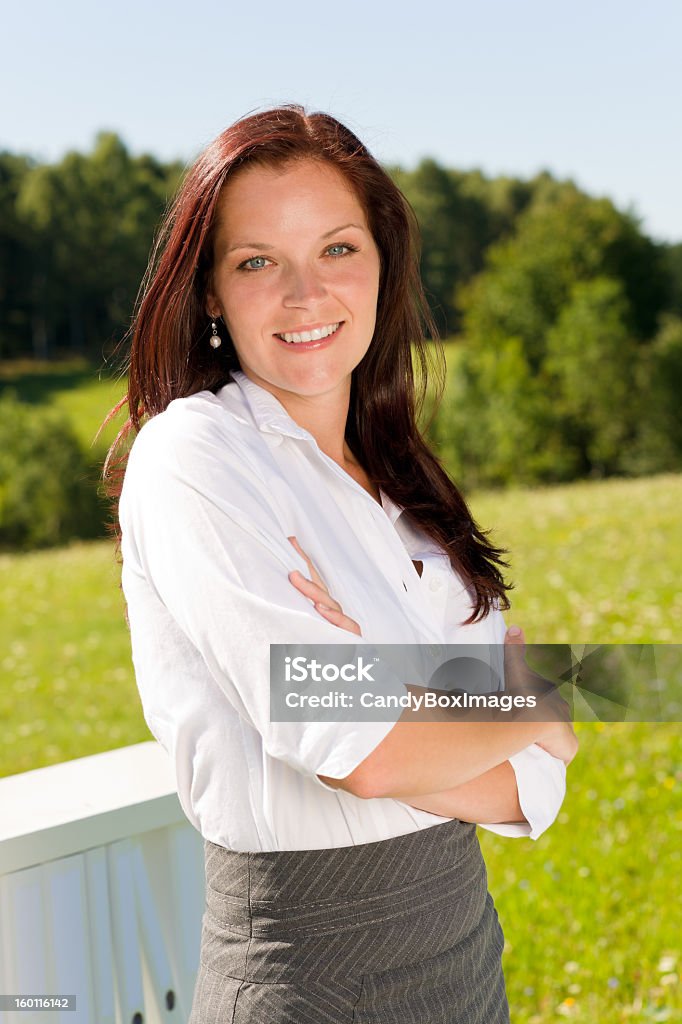 Jovem mulher de negócios atraente sorriso sol natureza - Royalty-free Adulto Foto de stock