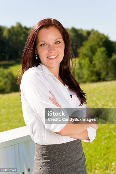 Jovem Mulher De Negócios Atraente Sorriso Sol Natureza - Fotografias de stock e mais imagens de Adulto