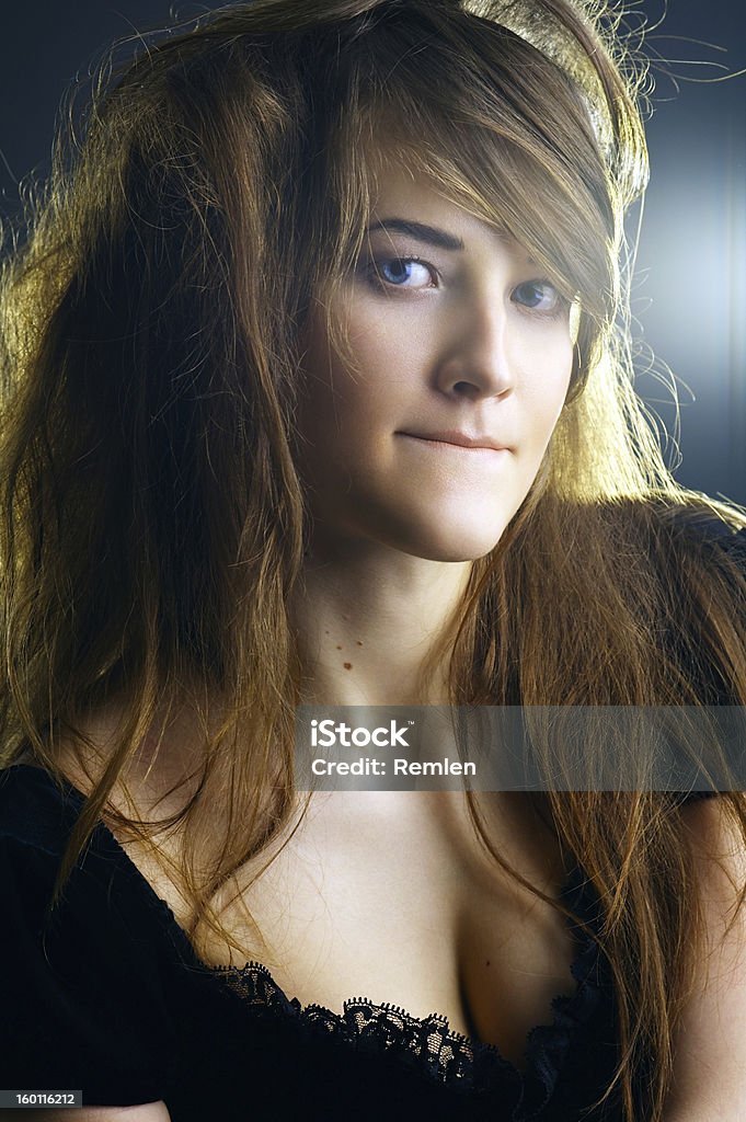 Ritratto di una giovane donna - Foto stock royalty-free di Adulto