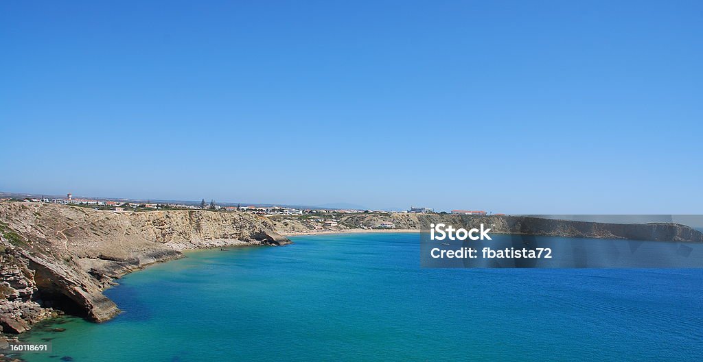 Le scogliere a costa vicino Sagres punto in Portogallo - Foto stock royalty-free di Algarve