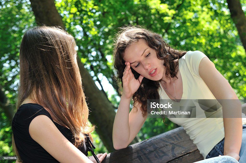 프렌즈 - 10대 여자아이 편안함을 다른 - 로열티 프리 말하기 스톡 사진
