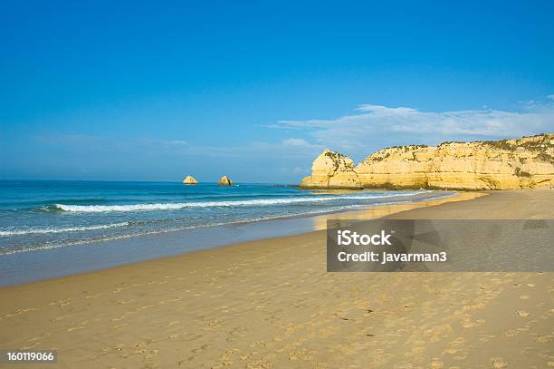 Spiaggia In Algarve Portogallo - Fotografie stock e altre immagini di Acqua - Acqua, Algarve, Bianco