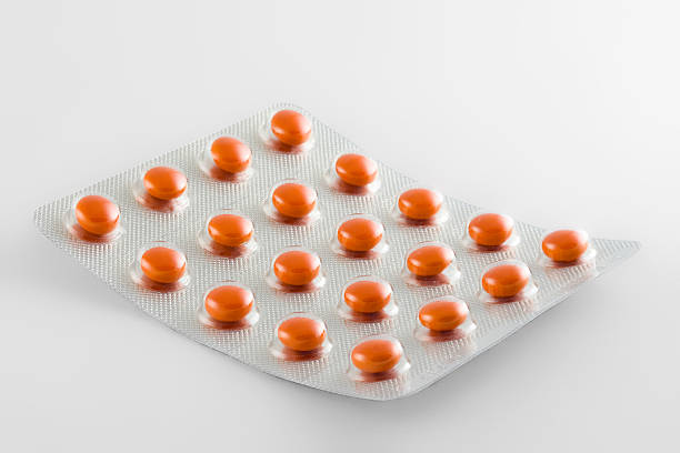 Arancio pillole farmaco su sfondo chiaro. - foto stock