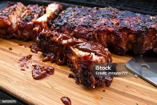 Foto de Costelas Babyback Em Uma Tábua De Cortar e mais fotos de stock de Carne - Carne, Churrasco, Comida