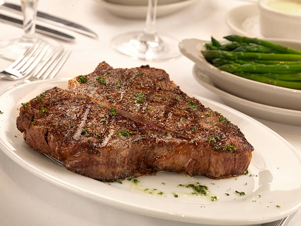 porterhouse steak et les asperges. - porterhouse steak photos et images de collection