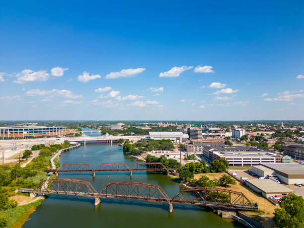 foto aerea del centro di waco texas e del fiume brazos - waco foto e immagini stock