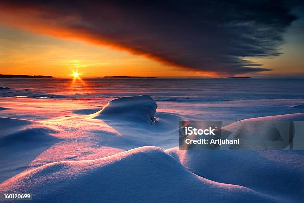 Neve Paesaggio Marino Al Mattino Presto - Fotografie stock e altre immagini di Alba - Crepuscolo - Alba - Crepuscolo, Ambientazione esterna, Aurora