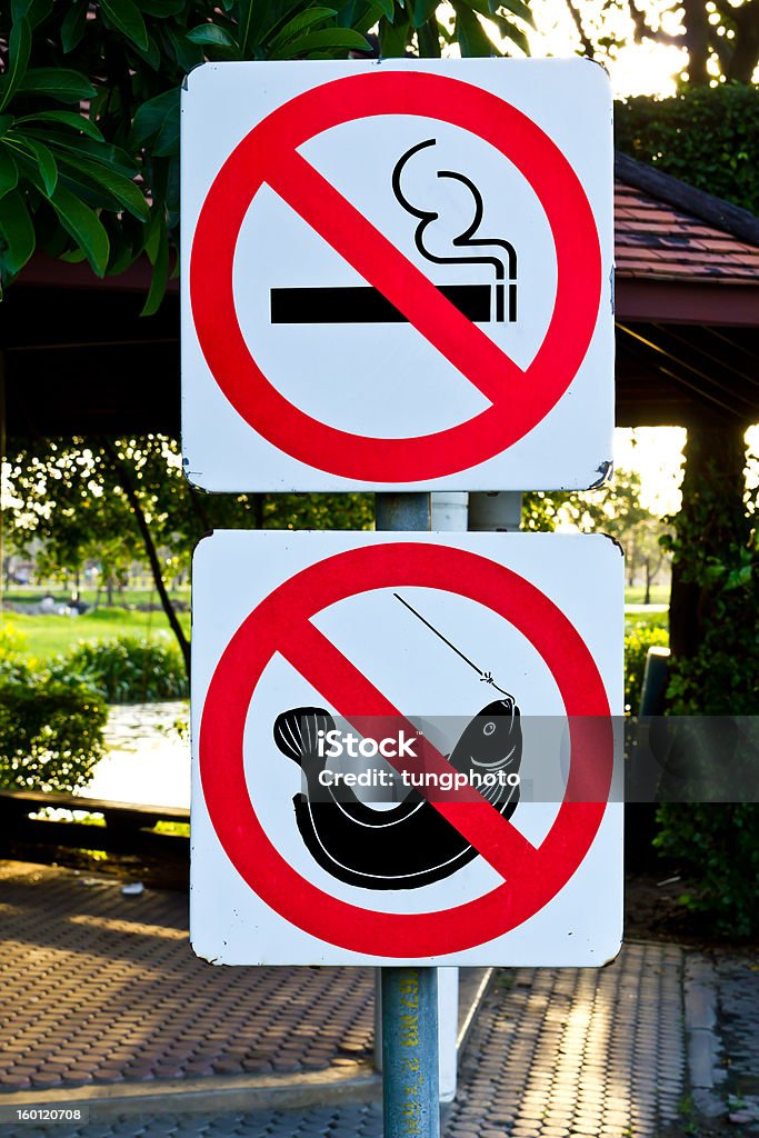 Non fumare e pesca Segnale di pericolo - Foto stock royalty-free di Cartello di divieto di fumo