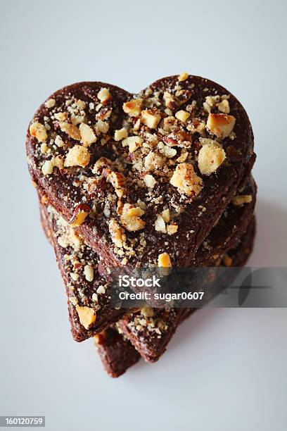 Schokoladen Herzen Von Cookies Mit Zerstoßenen Haselnüssen Stockfoto und mehr Bilder von Backen