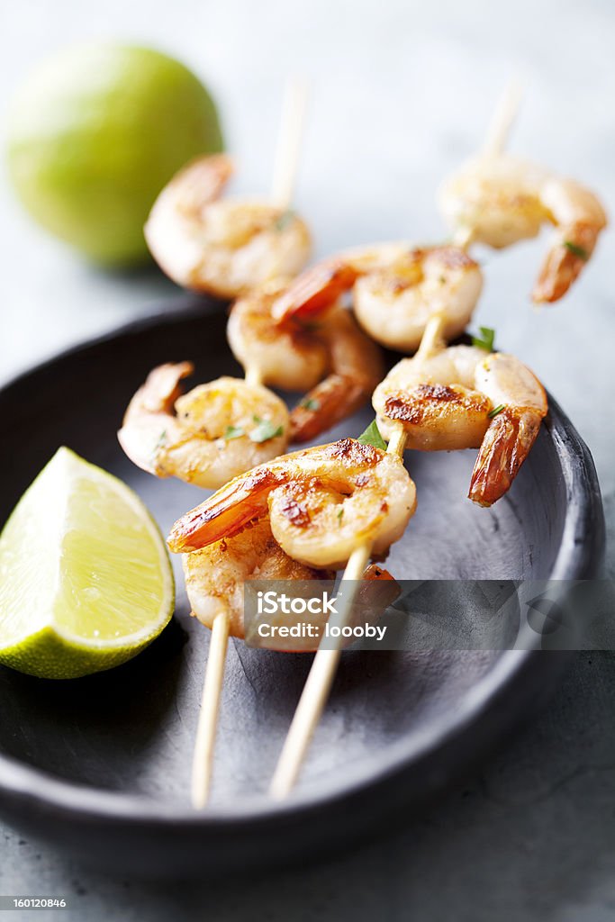 Camarones a la parrilla sobre brocheta - Foto de stock de Alimento libre de derechos