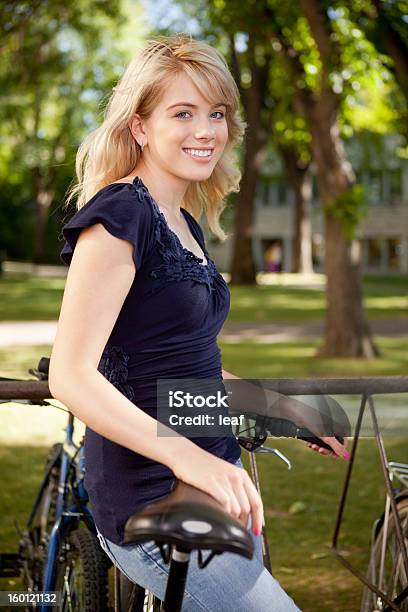 Foto de Estudante Com Bicicleta e mais fotos de stock de 20 Anos - 20 Anos, 20-24 Anos, Adulto