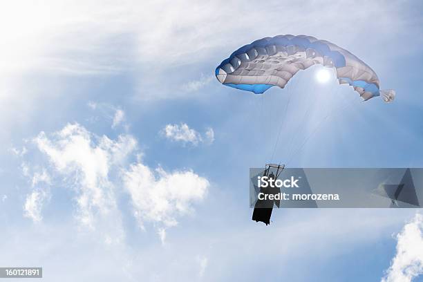 Foto de Parachute No Céu Com Raios De Sol Silhueta Skydiver Com Wingsuit e mais fotos de stock de BASE Jump