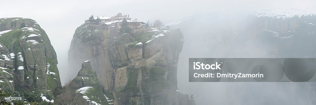 A Grécia. Mosteiro de Meteora em um nevoeiro de Inverno. Fotografias panorâmicas. - Royalty-free Ajardinado Foto de stock