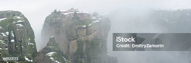 A Grécia Mosteiro De Meteora Em Um Nevoeiro De Inverno Fotografias Panorâmicas - Fotografias de stock e mais imagens de Ajardinado