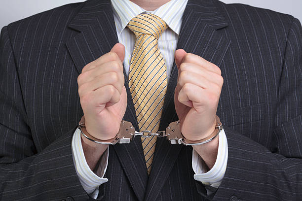 ladrones de guante blanco criminal - golden handcuffs fotografías e imágenes de stock