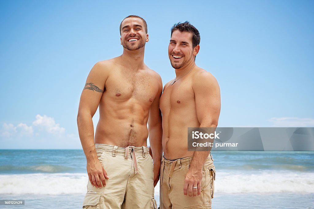 ビーチでのゲイ男性 - あごヒゲのロイヤリティフリーストックフォト