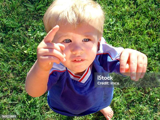 Foto de Ver Lá No Céu e mais fotos de stock de Apontar - Sinal Manual - Apontar - Sinal Manual, Bebê, Boca Humana