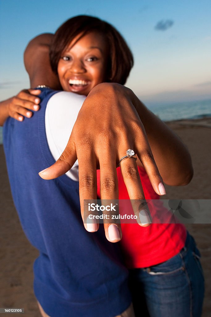 Suis heureux couple - Photo de Bague de fiançailles libre de droits