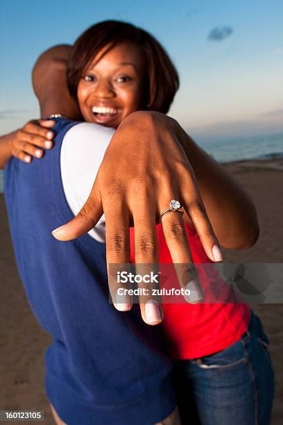 Coppia Felice Coinvolti - Fotografie stock e altre immagini di Anello di fidanzamento - Anello di fidanzamento, Fidanzamento, Donne