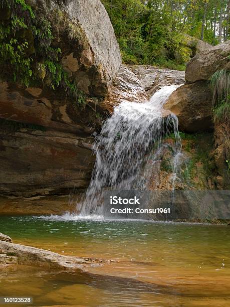 Cascada Foto de stock y más banco de imágenes de Agua - Agua, Agua estancada, Agua subterránea