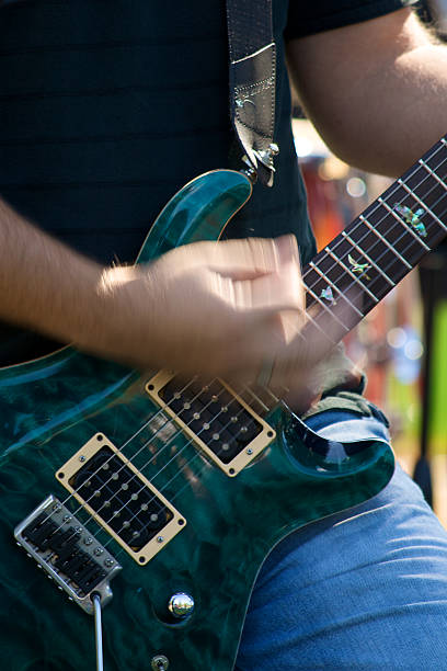 gitarzysta w akcji - playing an instrument vertical blurred motion outdoors zdjęcia i obrazy z banku zdjęć