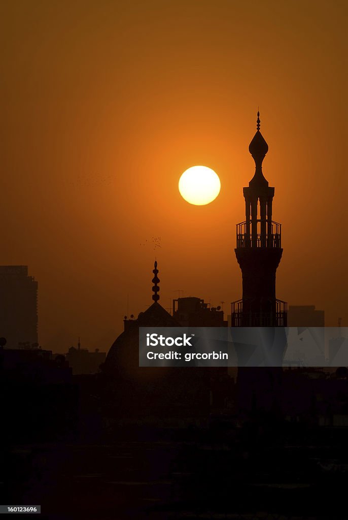 Pôr do sol sobre a Mesquita Minarete no Cairo, Egito - Foto de stock de Arabesco - Estilo royalty-free