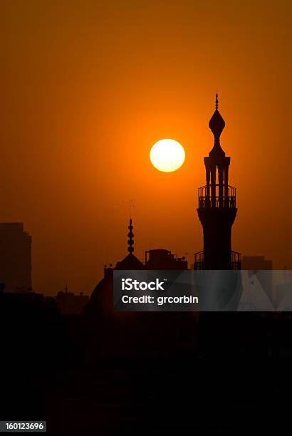 Foto de Pôr Do Sol Sobre A Mesquita Minarete No Cairo Egito e mais fotos de stock de Arabesco - Estilo