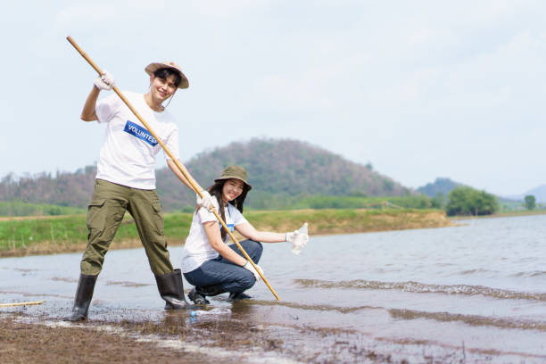 istock Volunteers cleaning lake. 1601321577
