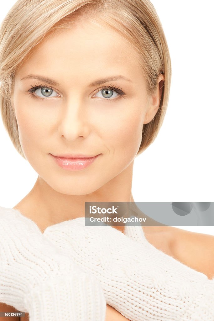 Hermosa mujer en blanco mittens - Foto de stock de Adulto libre de derechos