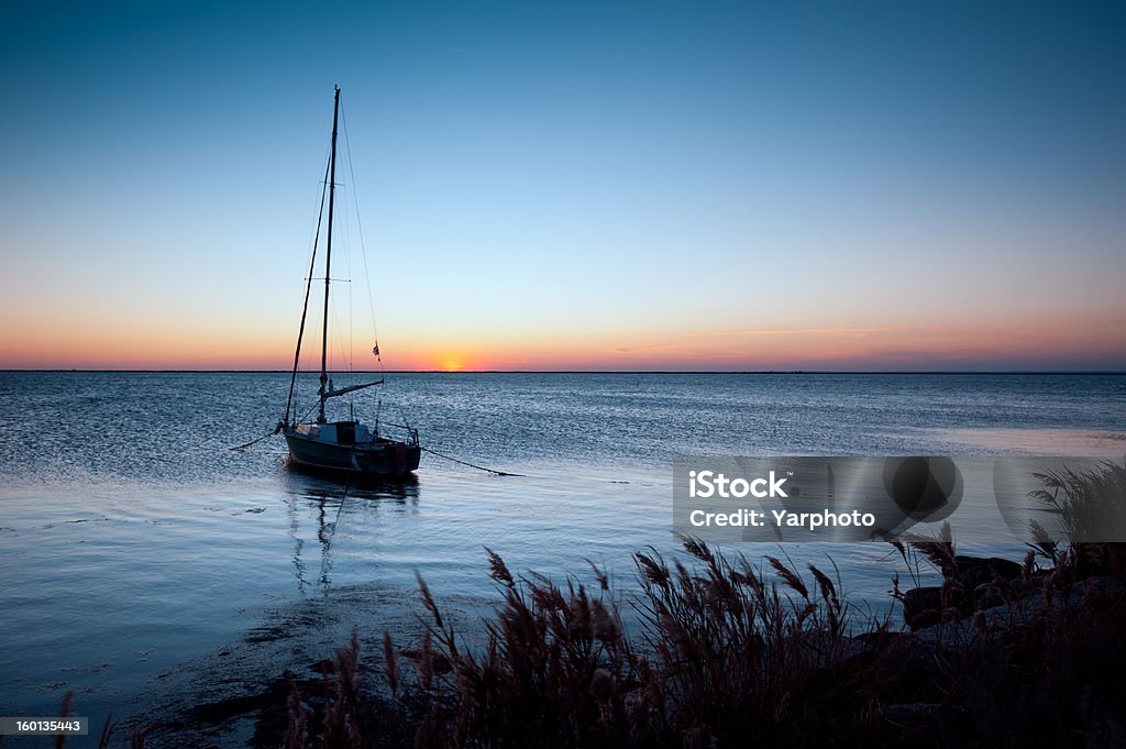 lone yacht - Photo de Algue libre de droits