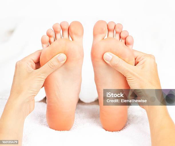 Foot Massage Stockfoto und mehr Bilder von Alternative Behandlungsmethode - Alternative Behandlungsmethode, Barfuß, Daumen