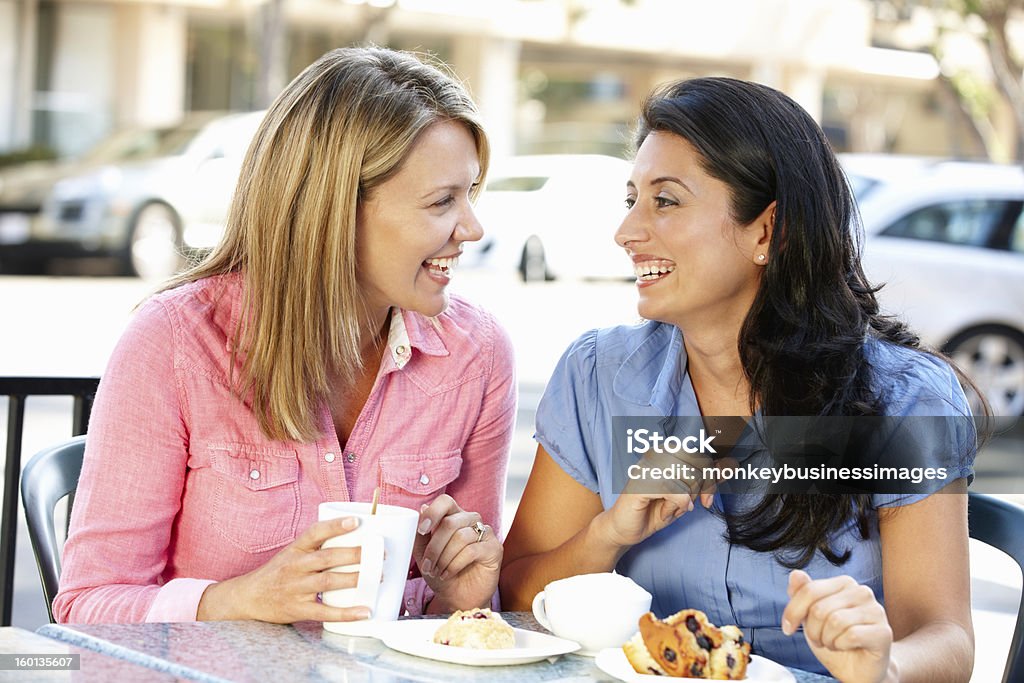 Femmes discuter autour d'un café et des gâteaux - Photo de Femmes libre de droits