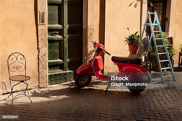 Italienische Sonnige Kulisse Roten Roller In Der Nähe Von Zu Hause Stockfoto und mehr Bilder von Italien