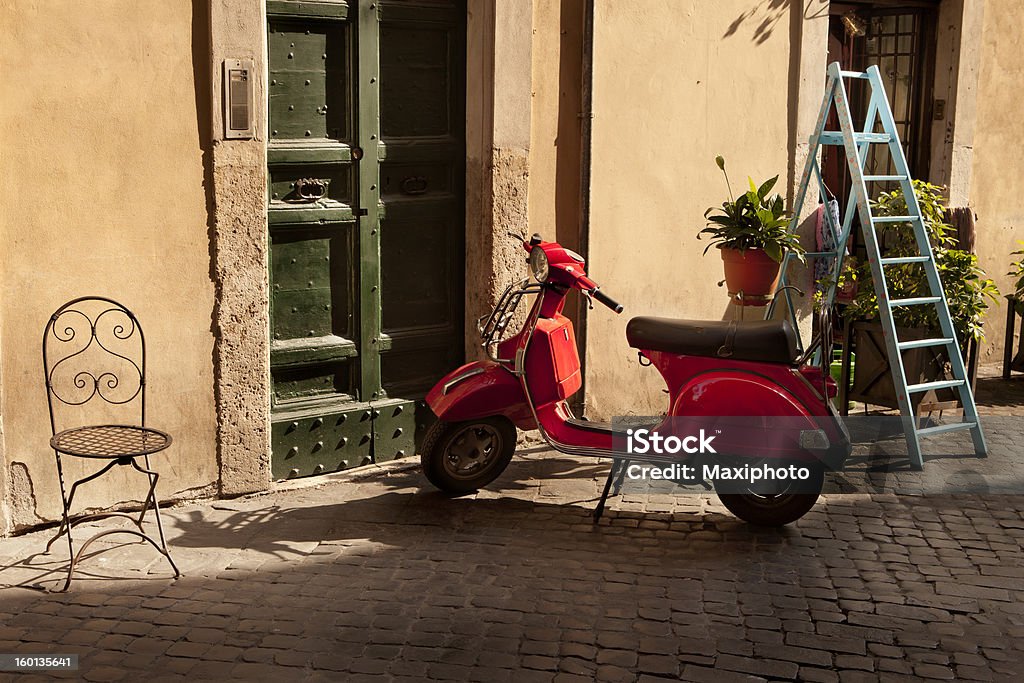 Italiano Cena de sol, scooter vermelha em frente de casa com a porta - Royalty-free Bicicleta Motorizada Foto de stock