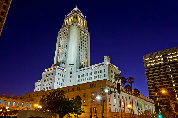 лос-анджелес сити-холл в темный - los angeles city hall стоковые фото и изображения