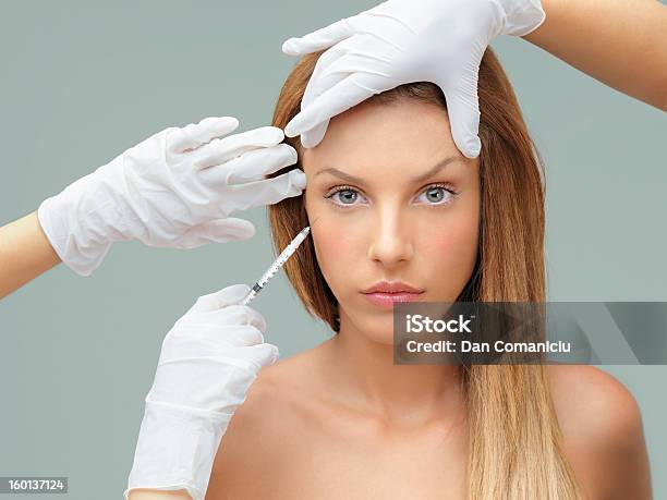 젊은 여자의 손을 의사와 Botox 주사 20-29세에 대한 스톡 사진 및 기타 이미지 - 20-29세, 건강관리와 의술, 금발 머리
