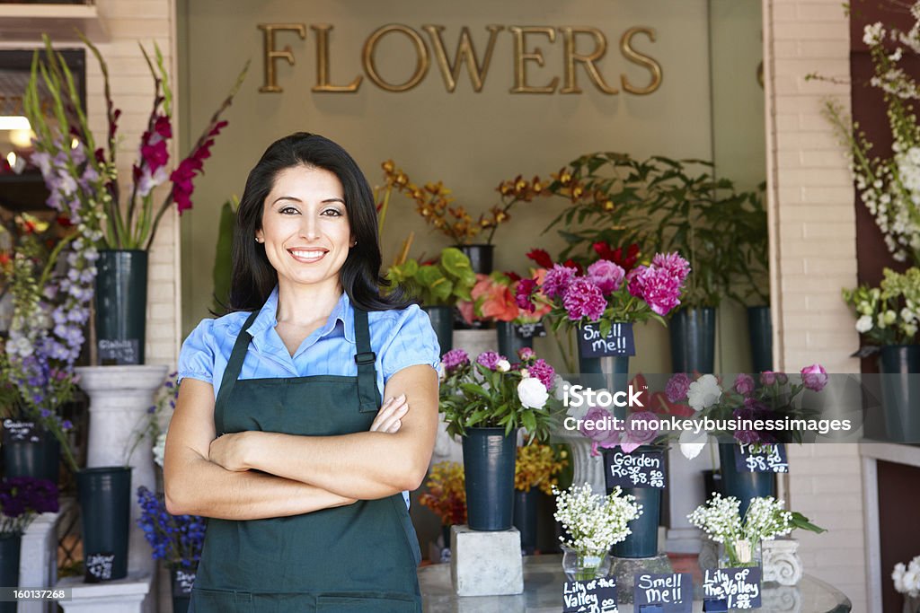 Mulher em pé do lado de fora florista - Foto de stock de Florista royalty-free