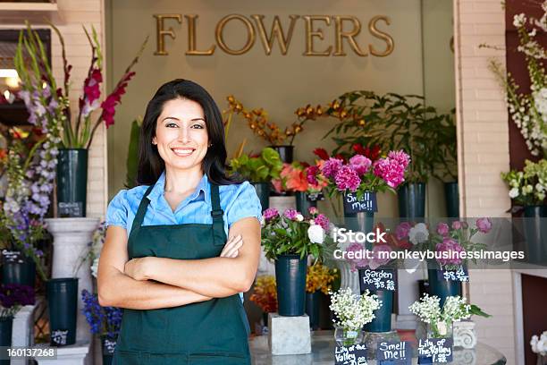 Foto de Mulher Em Pé Do Lado De Fora Florista e mais fotos de stock de Florista - Florista, Dono, Pequenas Empresas